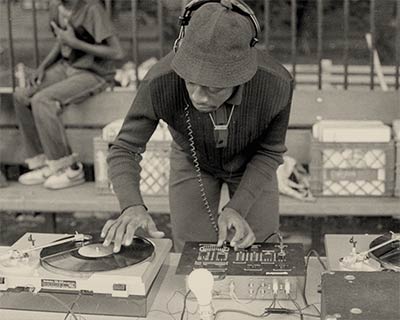 Homme avec un bob aux platines