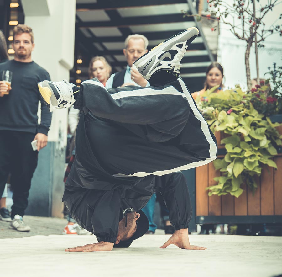 Homme danse hiphop breakdance